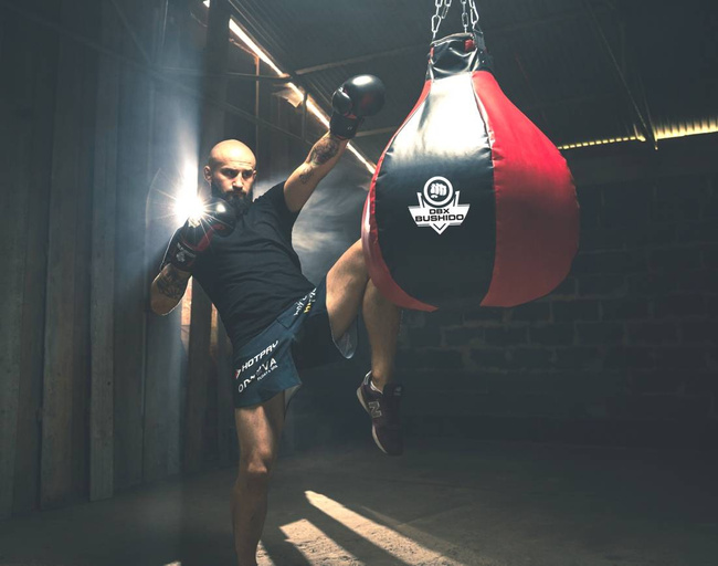 Hollow Boxing Pear XXL - Hook Sack Schwarz und Weiß