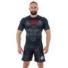 Das "Snake" Kompressions-T-Shirt Rashguard ist aus DBX MORE DRY L Material hergestellt