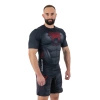 Das "Snake" Kompressions-T-Shirt Rashguard ist aus DBX MORE DRY L Material hergestellt