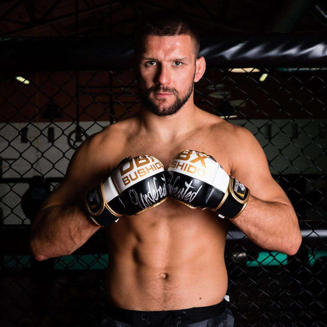 MMA Sparring Handschuhe S/M - Unbesiegt - Valor Series