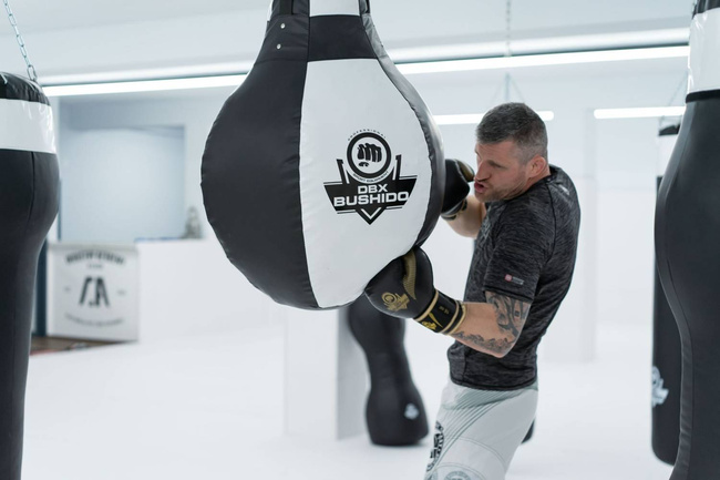 Hollow Boxing Pear XXL - Hook Sack Schwarz und Weiß
