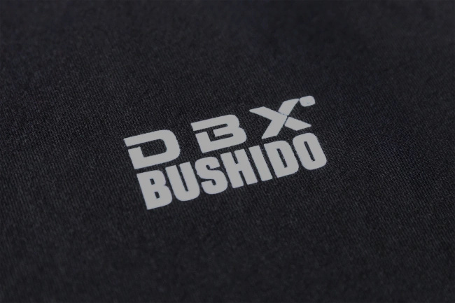 Hochwertiges Baumwoll-T-Shirt mit kleinem grauen DBX Bushido-Logo