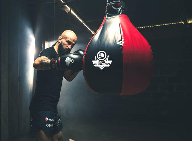 Hollow Boxing Pear XXL - Hook Sack Schwarz und Weiß