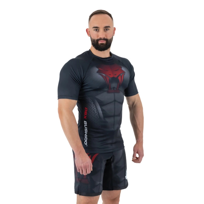 Das "Snake" Kompressions-T-Shirt Rashguard ist aus DBX MORE DRY L Material hergestellt